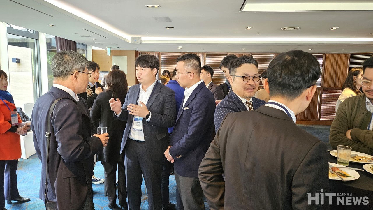 K-BIC 벤처카페 참석자들 간에 자유로운 네트워킹이 이뤄지고 있다.