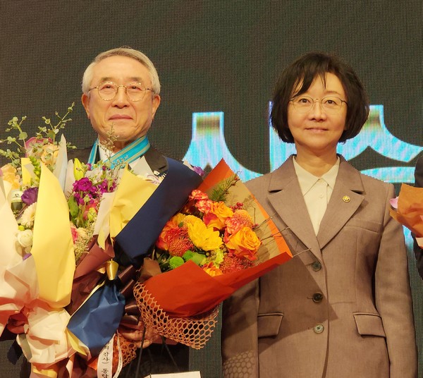 (사진 왼쪽부터) 임상규 대한약사회 감사와 정은경 식품의약품안전처장