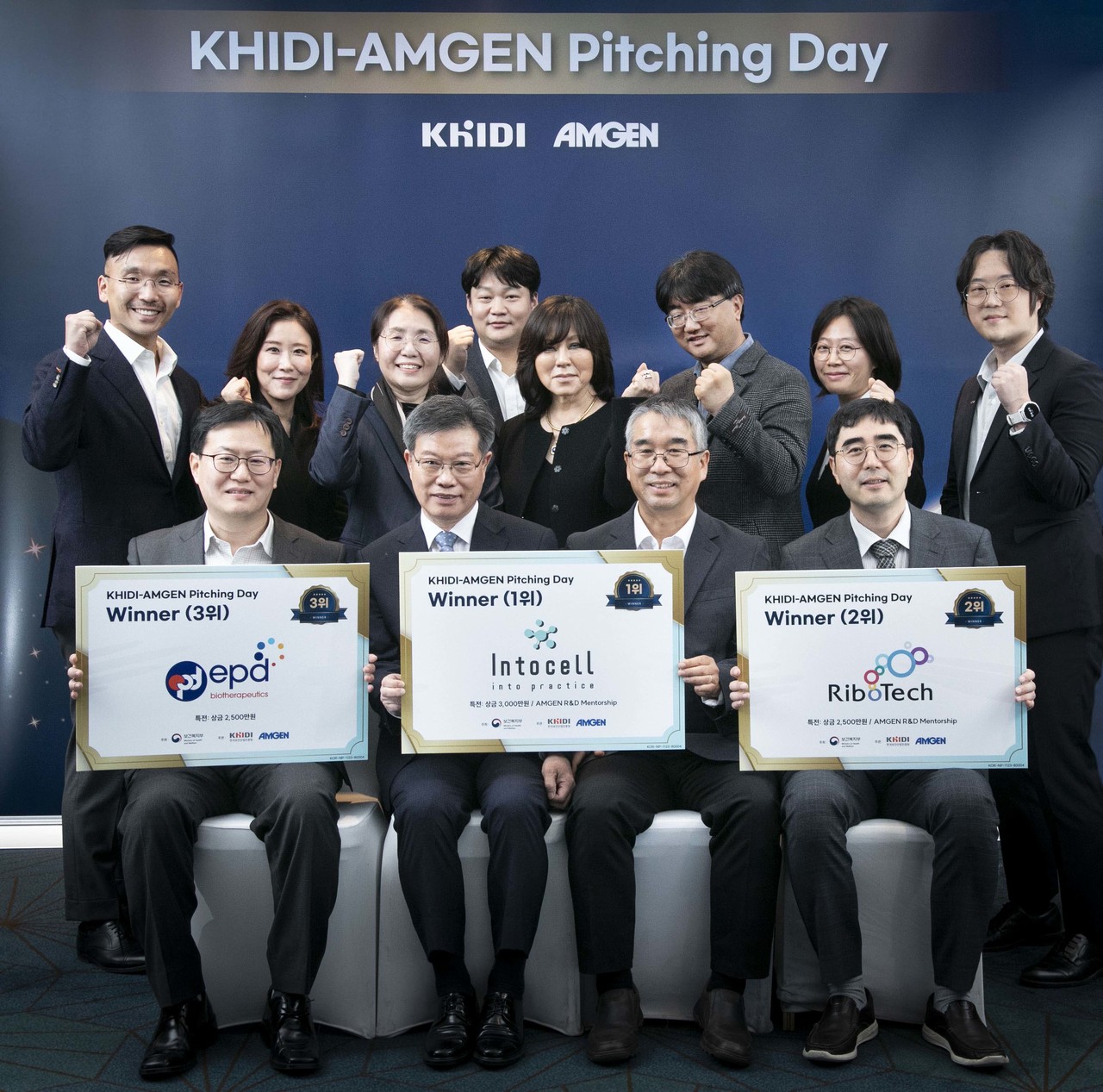 암젠코리아-한국보건산업진흥원 '피칭데이' 우승기업 시상. (사진 앞줄 좌측부터) 이피디바이오테라퓨틱스 최재현 대표, 인투셀 박태교 대표, 문성주 전무, 라이보텍 우재성 대표, (사진 뒷줄 좌측부터) 암젠코리아 의학부 이호준 이사, 구재연 상무, 김수아 전무, 이승재 이사, 암젠글로벌 헬렌 킴 사업개발 전무이사, 한국보건산업진흥원 제약바이오산업단 김용우 단장, 제약바이오글로벌팀 이수경 팀장, 박형진 연구원