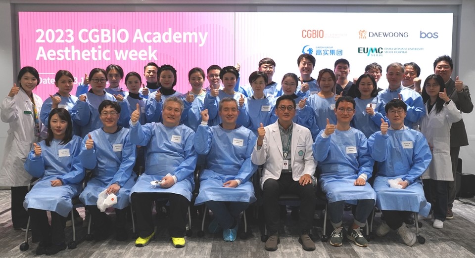 '2023 CGBIO 아카데미 에스테틱 위크'에 참석한 의료진들이 단체 기념 촬영을 진행하고 있다. / 사진=시지바이오