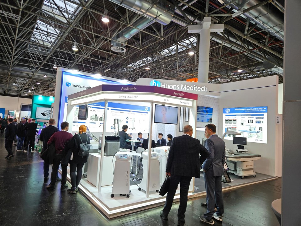 휴온스메디텍은 지난 13일부터 16일까지 독일 뒤셀도르프에서 열린 의료기기 전시회(MEDICA 2023)에 참가해 의료기기 제품을 홍보했다. / 사진=휴온스메디텍