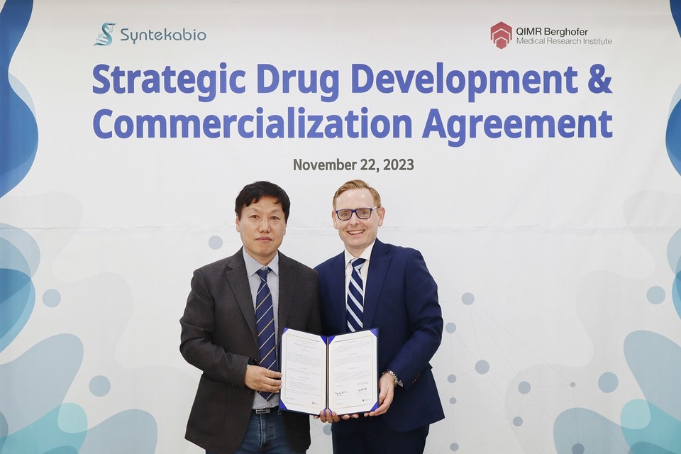 (사진 왼쪽부터) 정종선 신테카바이오 대표가 로버트 맥라클란(Robert McLachlan) QIMRB BD 디렉터와 22일 신테카바이오 대전 본사에서 업무협약 체결 후 기념 사진을 촬영하고 있다. / 사진=신테카바이오