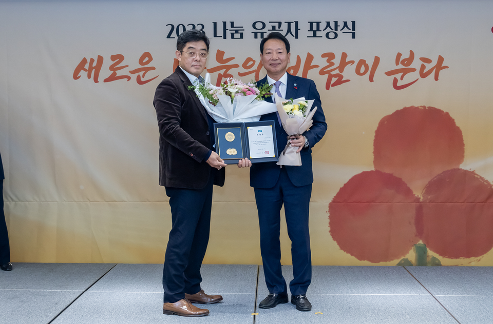 '2023년 슬롯사이트 볼트 추천 유공자 포상식'에서 기념 촬영 중인 이종철 용마로지스 대표이사 사장(오른쪽)과 박근태 경기도청 복지사업과장 / 사진=동아쏘시오홀딩스