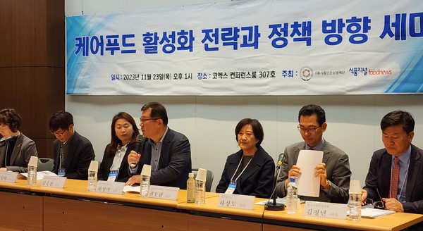 (사진 왼쪽부터)한국소비자연맹 이향기 부회장, 식약처 식품기준과 천상희 보건연구사, CJ제일제당 마케팅본부 김숙진 상무, 법무법인 태평양 최성락 고문(좌장), 이화여대 식품영양학과 권오란 교수, 중앙대 식품공학전공 하상도 교수, 한국식품산업협회 식품안전본부 김정년 이사