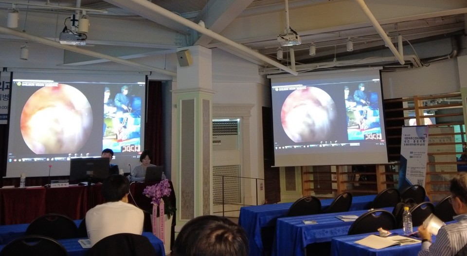 대한척추신경외과학회 대전·충정지회가 개최한 제16차 척추 심포지엄에 이진석 교수가 좌장으로 참여해 라이브 시연을 지켜보고 있다. / 사진=시지바이오