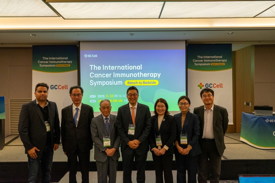 (사진 왼쪽부터) 독일 본 대학병원 아미트 샤르마 박사, 일본 세타 클리닉 시게노리 고토 박사, GC림포텍 테루아키 세키네 회장, GC셀 제임스 박 대표, 리리유의원 이은숙 원장, GC셀 방성윤 본부장, 서울대 공과대학 도준상 교수 등이 기념촬영을 찍고 있다. / 사진=GC셀