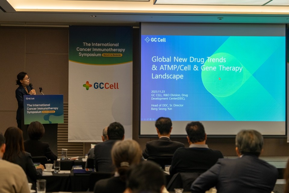 GC셀 방성윤 본부장이 '국제 암 면역세포 치료 심포지엄'에서 발표를 하고 있다. / 사진=GC셀