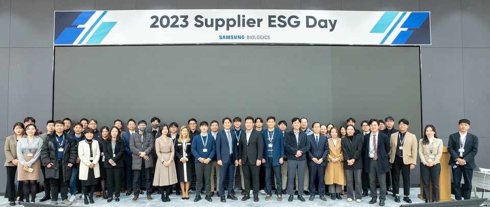 삼성바이오로직스가 올해 처음으로 개최한 '공급망 ESG 데이(Supplier ESG Day)' 행사에 참여한 주요 공급사 관계자들이 기념 촬영을 하고 있는 모습. / 사진=삼성바이오로직스