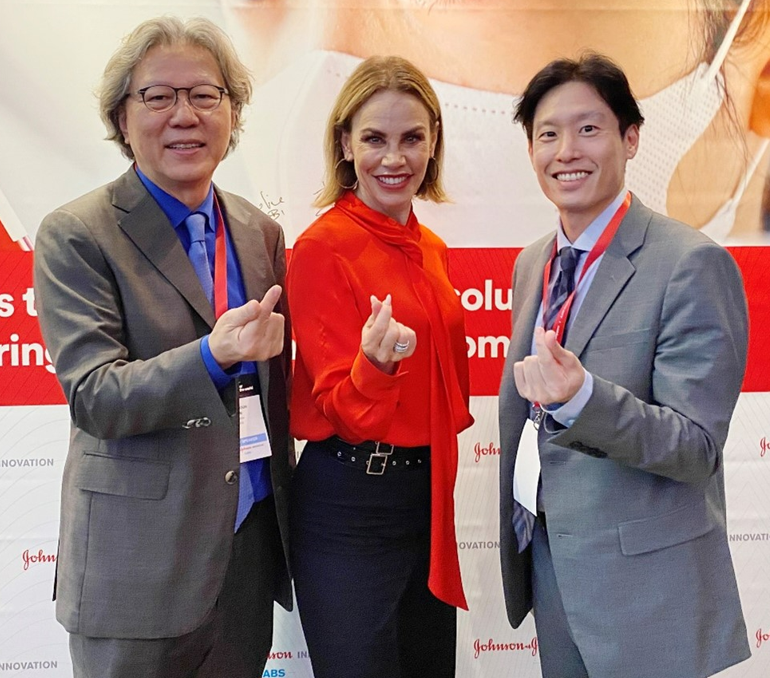 (사진 왼쪽부터) 김성훈 자이메디 대표, 멜린다 리처(Melinda Richter) 존슨앤드존스 이노베이션 JLABS 글로벌 책임자, 스캇 김(Scott Kim) 자이메디 최고사업개발책임자 / 사진=자이메디