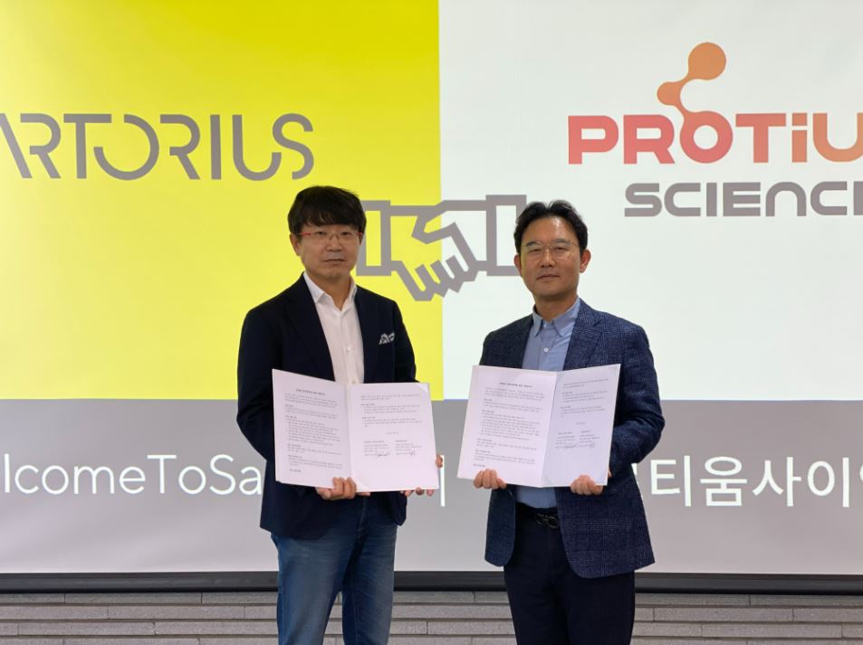 (사진 오른쪽부터) 카지노 슬롯 머신 규칙 안용호 대표와 싸토리우스 김덕상 대표가 MOU를 체결한 뒤 기념 촬영을 하고 있다. / 사진=카지노 슬롯 머신 규칙