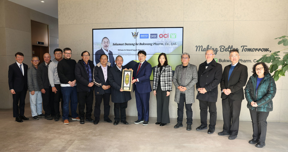 부광약품 본사에 방문한 말레이시아 사라왁 대표단이 회사 관계자들과 기념사진을 찍고 있다. / 사진=부광약품