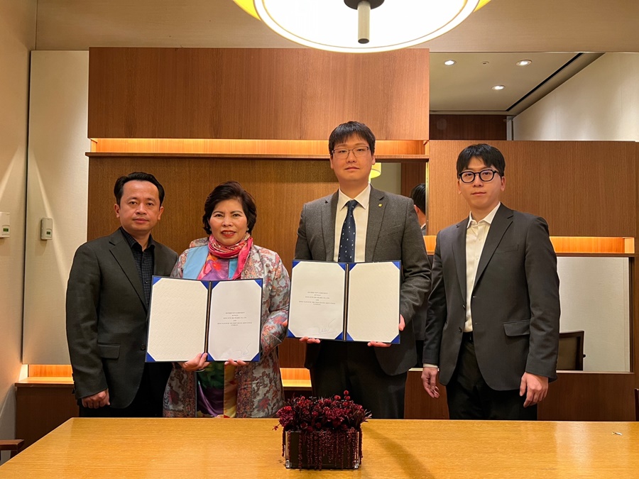 (왼쪽에서 두 번째) Le Thi Giau(레 티 저우) 동남제약 회장, (왼쪽에서 세 번째) 나원균 동성제약 실장 / 사진=동성제약