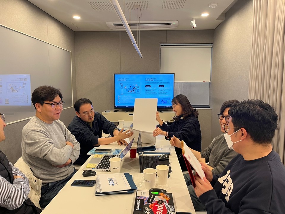 히트뉴스 취재본부 기자들이 제약사들이 정성들여 제작한 2024년 기업 홍보 달력을 살펴보고 있다. 