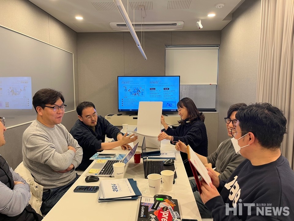 히트뉴스 기자들이 제약사 달력을 리뷰하는 모습. '어라', 4명의 기자가 안보인다. / 사진=현정인 기자