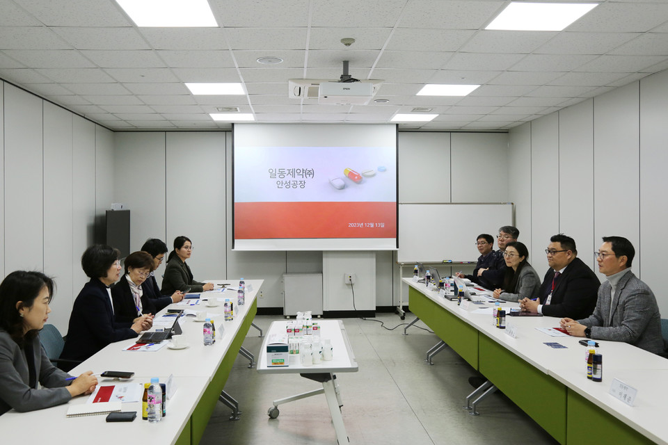 식약처 방문단과 일동제약 관계자들이 폐렴 항생제 생산 및 공급 현안에 관한 회의를 진행하고 있다. / 사진=일동제약