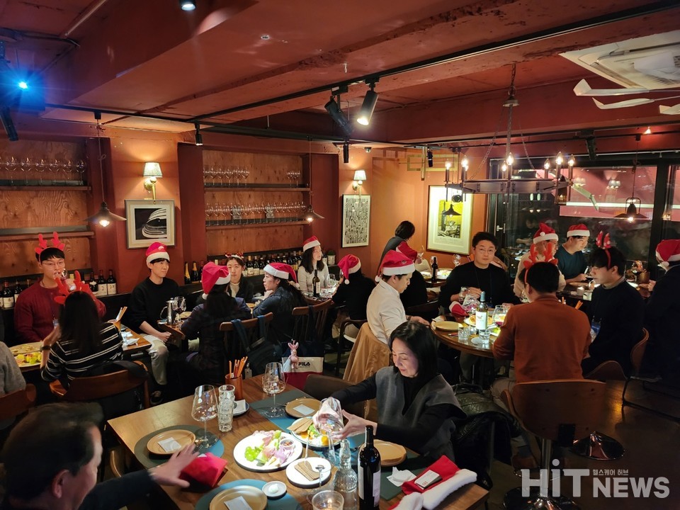 행사에 참여한 각사 BD들이 식사를 곁들이며 담소를 나누고 있다. / 사진=박성수 기자