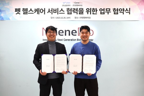 (사진 왼쪽부터) 엔젠바이오 최대출 대표와 십일리터 김광현 대표가 업무 협약을 체결한 뒤 기념 촬영을 하고 있다. / 사진=엔젠바이오