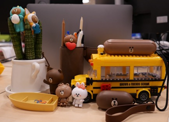 라인프렌즈 캐릭터로 책상을 꾸민 루닛 직원 / 사진=루닛