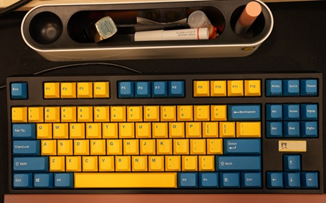 루닛의 데스크테리어 제도를 사용해 키보드를 변경한 루닛 직원 / 사진=루닛