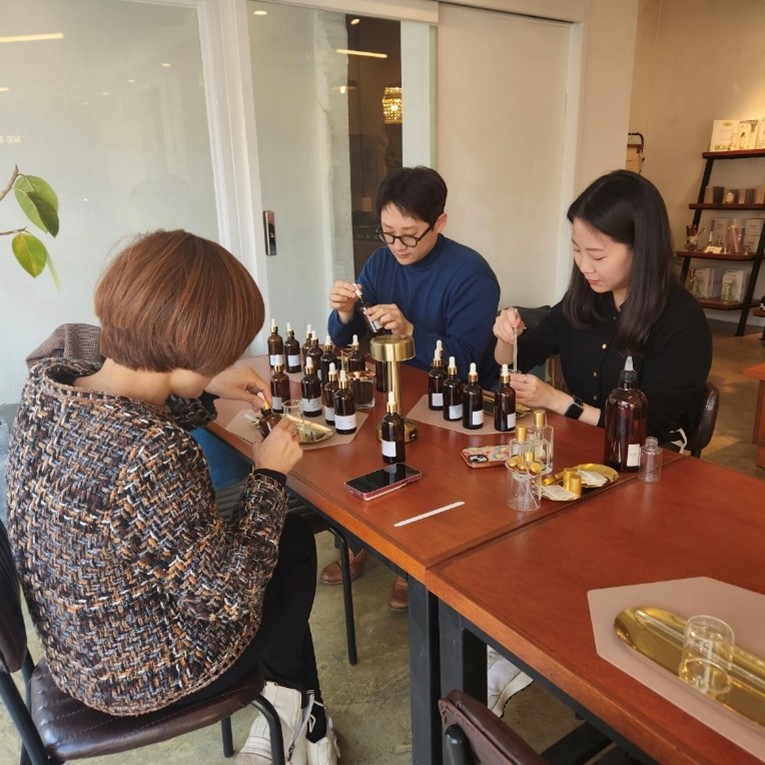 향수 만들기 원데이 클래스를 하고 있는 HK이노엔의 '리버스 멘토링' 모습 / 사진=HK이노엔