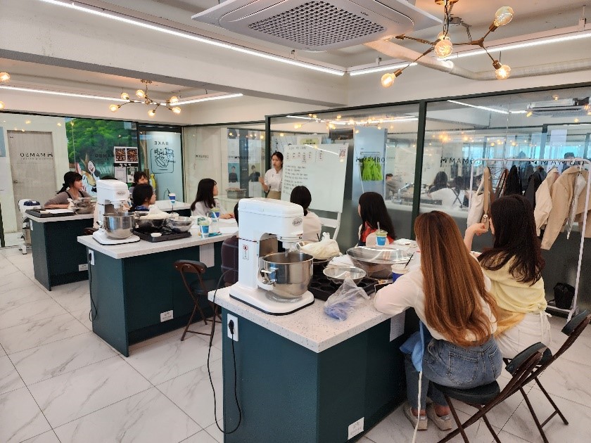 빵조아 동호회에서 제과제빵 수업을 수강하고 있는 조아제약 임직원들 / 사진=조아제약