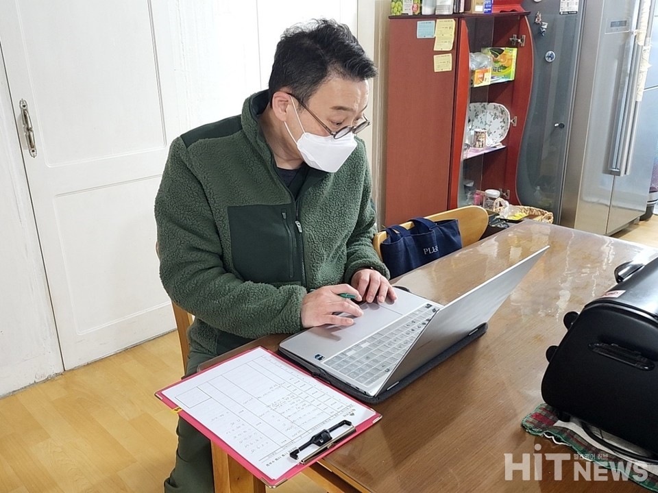 김주형 원장이 노트북으로 전자 진료 차트를 확인 중이다. / 사진=박성수 기자