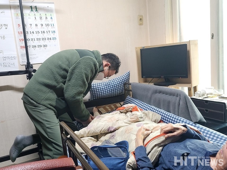 김주형 원장이 환자의 발에 생긴 상처를 살펴보고 있다. / 사진=박성수 기자