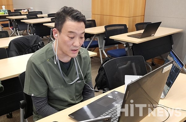 김주형 원장은 이날 방문진료 온라인 세미나에도 참석해 원격 발표를 진행했다. / 사진=박성수 기자