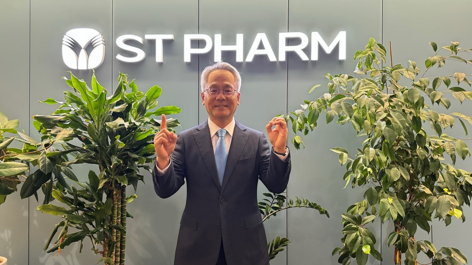 일회용품 제로 챌린지에 동참한 김경진 에스티팜 대표이사 사장 / 사진=에스티팜