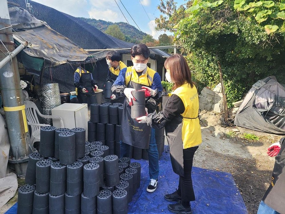 연탄 나눔 봉사활동을 하는 인사돌플러스 사랑봉사단의 모습 / 사진=동국제약
