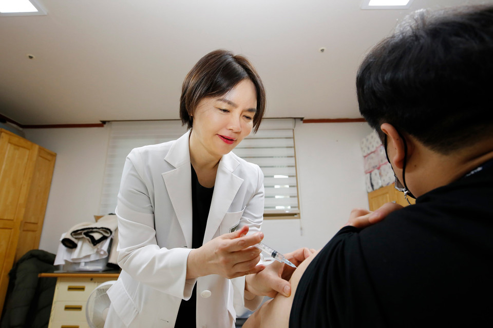 봉사단이 주사제를 투여하고 있다./ 사진=광동카지노 룰렛 확률