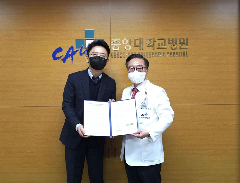 (사진 왼쪽부터) 안병은 에이아이트릭스 CSO와 권정택 중앙대병원장 / 사진=에이아이트릭스