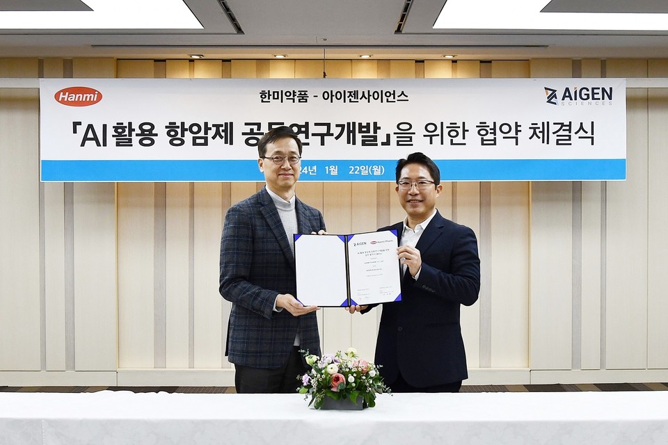 박재현(사진 왼쪽) 한미약품 대표와 강재우 아이젠사이언스 대표가 22일 서울 송파 소재 한미약품 본사에서 'AI 플랫폼 기반 항암신약 연구개발'을 목적으로 한 업무협약을 체결한 뒤 기념촬영을 하고 있다. / 사진=한미약품