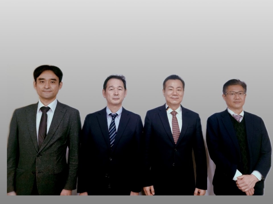 오브이메디가 일본 의료기기 유통회사 니프로(NIPRO)와 업무협약을 체결한 뒤 기념 촬영을 하고 있다. / 사진=오브이메디