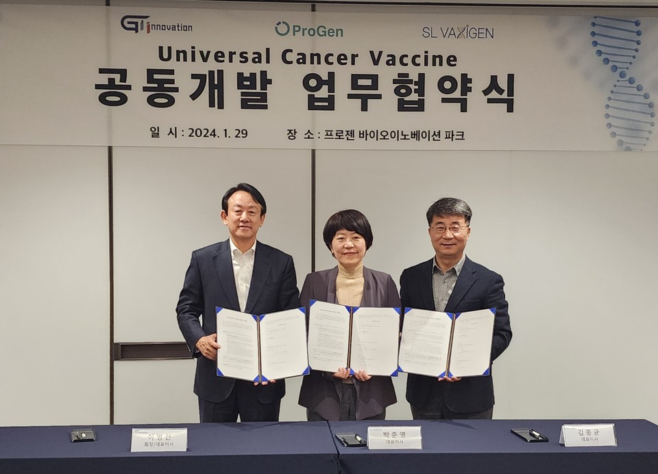 (사진 왼쪽부터) 이병건 지아이이노베이션 대표, 박준영 에스엘백시젠 대표, 김종균 프로젠 대표가 유니버셜 캔서 백신 공동개발 업무협약을 체결했다. / 사진=지아이이노베이션