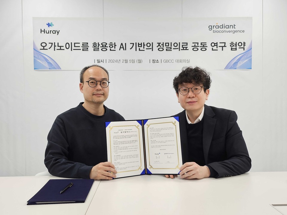이진근(사진 오른쪽) 그래디언트바이오컨버전스 대표와 최두아 휴레이포지티브 대표가 오가노이드를 활용한 AI 정밀 의료 MOU를 체결한 뒤 기념촬영을 하고 있다. /사진=그래디언트바이오컨버전스