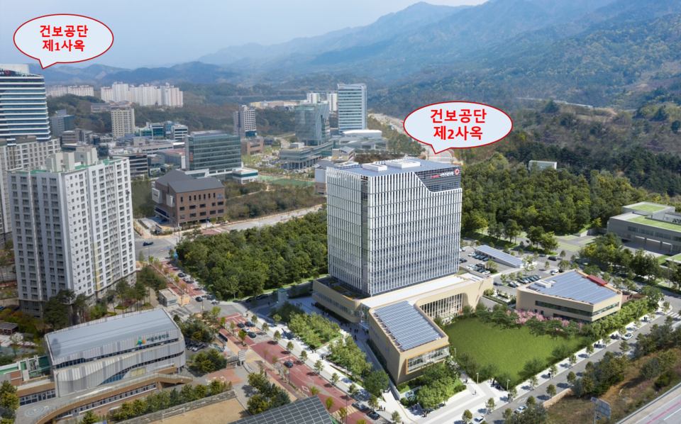 제2사옥은 현재 제1사옥에서 1㎞ 남짓 떨어진 곳에 자리한다. 제2사옥에는 3월 4일부터 7일까지 급여상임이사 소관 실들이 입주할 예정이다.