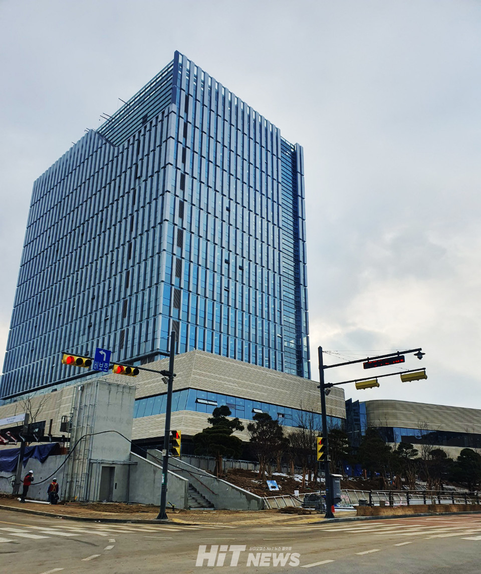 건보공단 제2사옥이 완공을 앞두고 막바지 작업을 하고 있다.