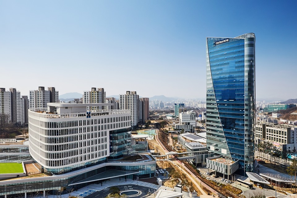 건강보험심사평가원도 원주 혁신도시에 제1사옥과 제2사옥이 마주보며 위치하고 있다. 