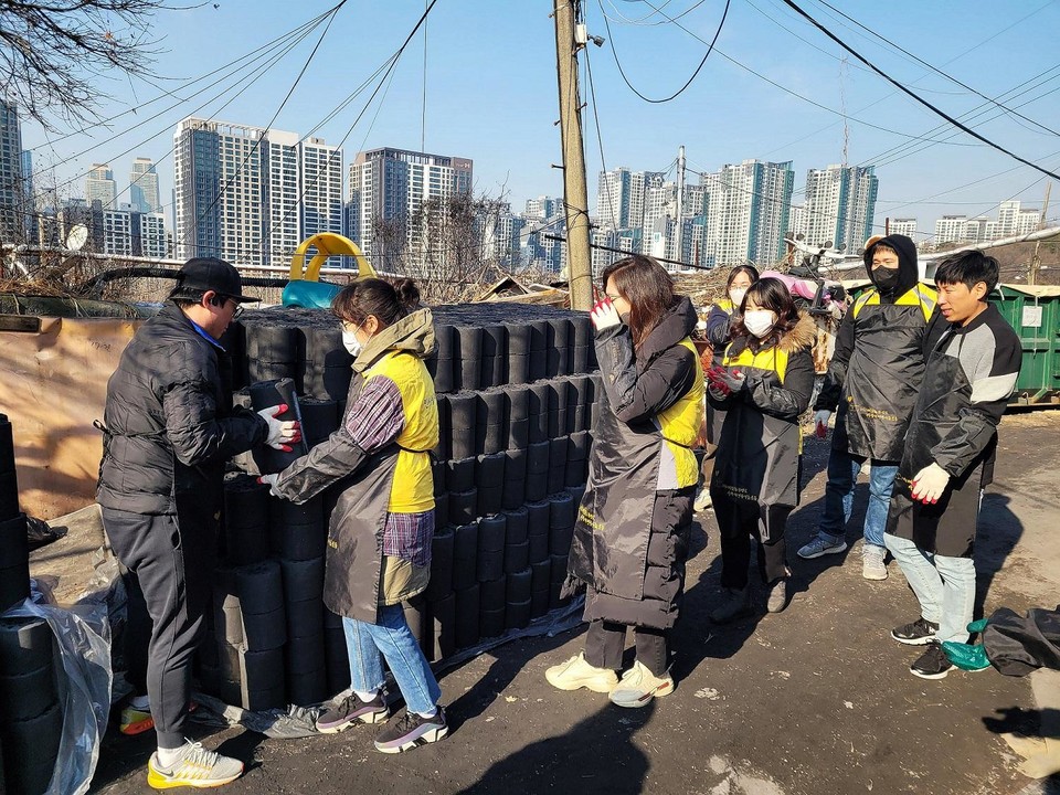 동국가상 바카라 인사돌플러스 사랑봉사단이 연탄을 옮기고 있다. / 사진=동국가상 바카라