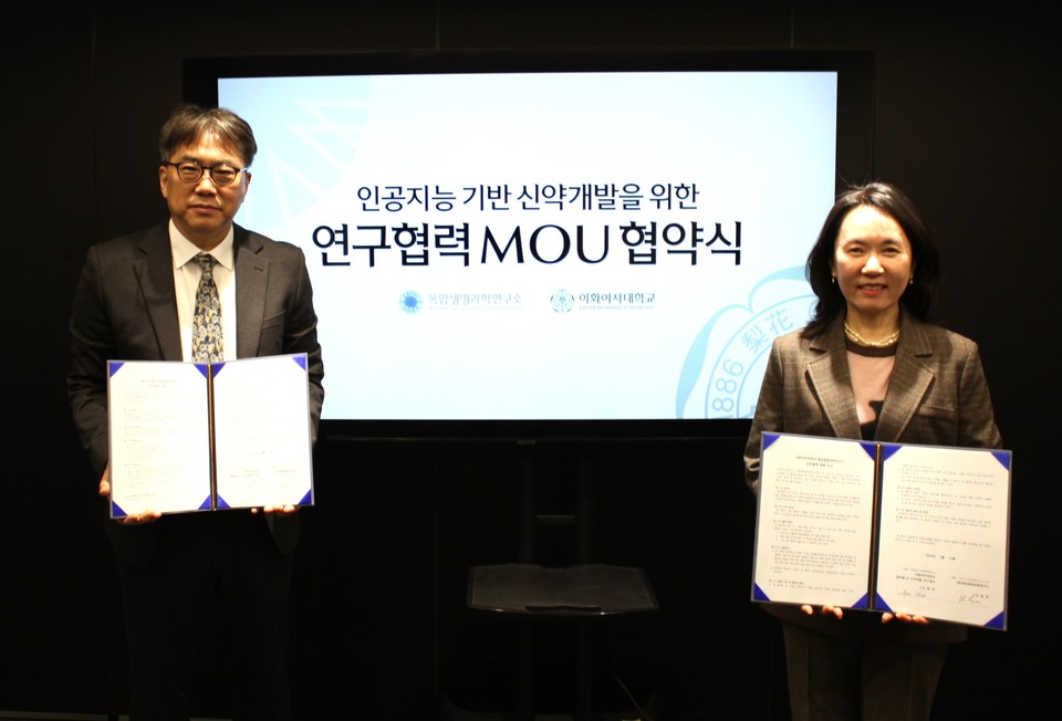 (좌) 목암생명연구소 김선 소장, (우) 이화여자대학교 약학대학 최선 교수