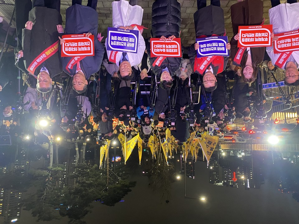 서울시의사회 의대 정원 증원 저지 궐기대회가 15일 대통령실 앞에서 진행됐다. 