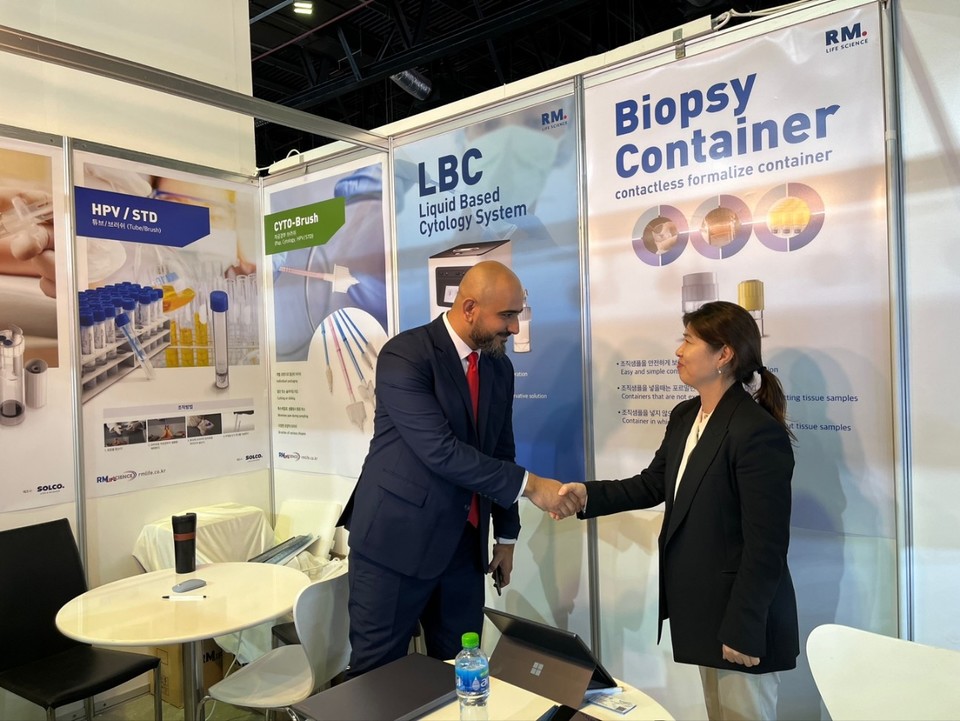 ·라이징퓨쳐컴퍼니 함자 알자베르(Hamza Aljaber·사진 왼쪽) 디렉터와 알엠생명과학 김현정 부사장이 기념 촬영을 하고 있다. / 사진=솔고바이오메디칼