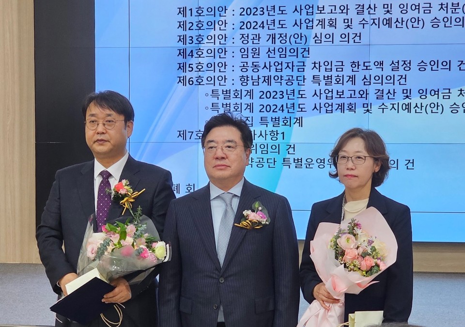 (사진 오른쪽부터) 마더스제약 이시은 부사장, 한국제약협동조합 조용준 이사장, 한국파비스제약 김민철 이사가 중소벤처기업부 장관 표창 수상 기념 촬영을 하고 있다. / 사진=마더스제약