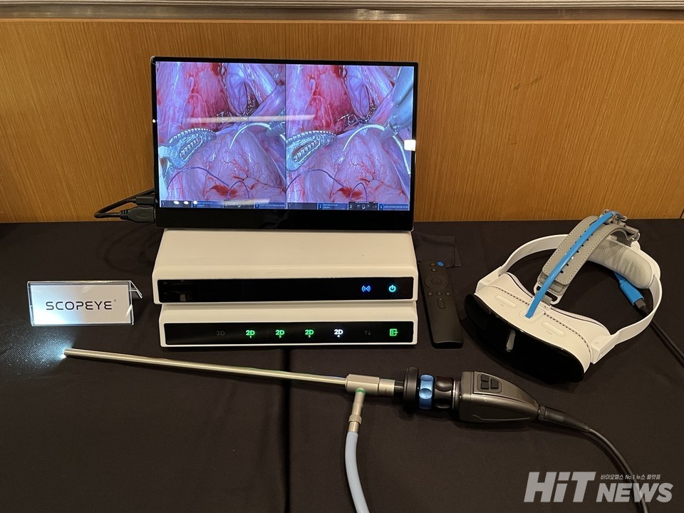 자사의 의료용 증강현실(AR) 웨어러블 디스플레이 '스코프아이(SCOPEYE)' / 사진=남대열 기자
