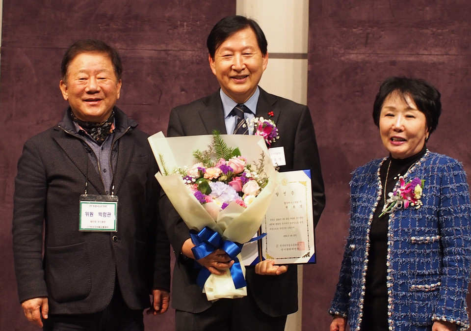 (사진 왼쪽부터) 한국의약품유통협회 박정관 선거관리위원장, 박호영 신임 회장, 조선혜 전임 회장이 당선증 전달 후 기념사진을 찍고 있다.