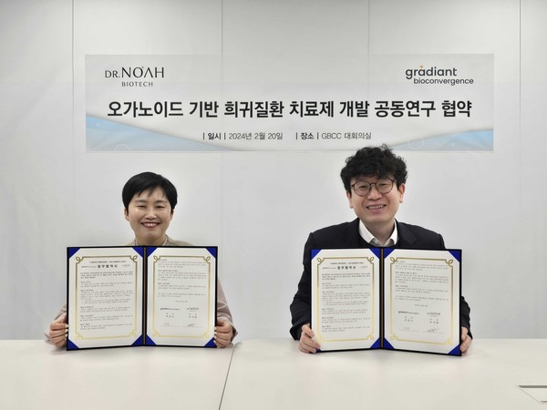 (사진 왼쪽부터) 닥터노아바이오텍 이지현 대표와 그래디언트바이오컨버전스 이진근 대표는 20일 그래디언트바이오컨버전스 대회의실에서 오가노이드 기반 희귀질환 치료제 개발을 위한 공동연구 협약을 맺었다. / 사진=그래디언트바이오컨버전스
