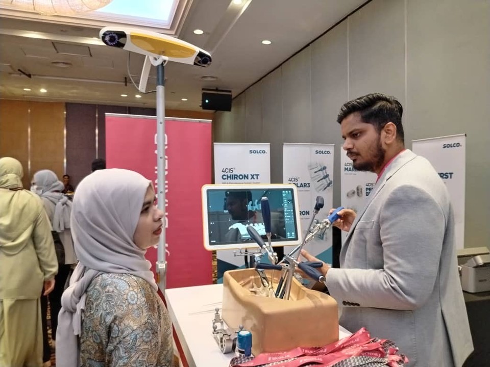 말레이시아에서 열린 정형외과학회에서 에이베로 메드네브 관계자가 'Chrion Screw Driver'를 시연하고 있다. / 사진=솔고바이오메디칼