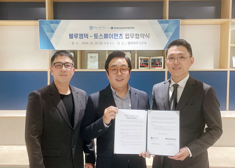 (사진 왼쪽부터) 블루엠텍 송봉호 상무와 김현수 대표, 토스페이먼츠 우송수 본부장 / 사진=블루엠텍