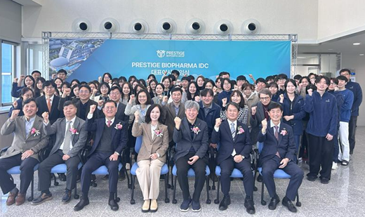 프레스티지바이오파마 및 프레스티지바이오파마IDC 관계자들이 고창석 신임 대표 취임식 이후 단체사진을 찍고 있다. / 사진=프레스티지바이오파마